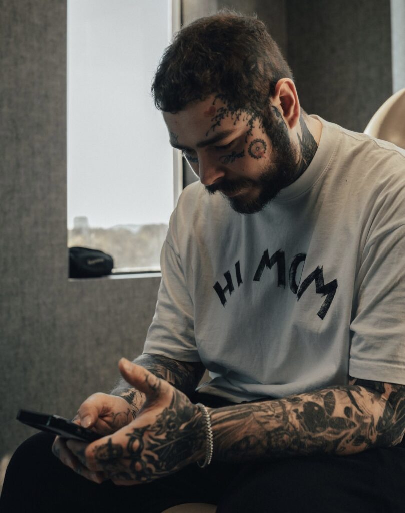 Post Malone se tatúa utilizando anestesia general en el estudio Ganga Tattoo, en Los Ángeles, y Rene ZZ habla sobre ello.